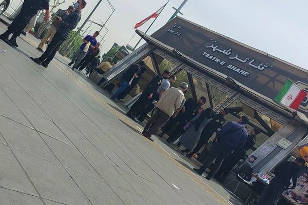 مستخدما العنف والقمع والاعتقال.. النظام الإيراني يصعد ضد النساء الرافضات للحجاب الإجباري