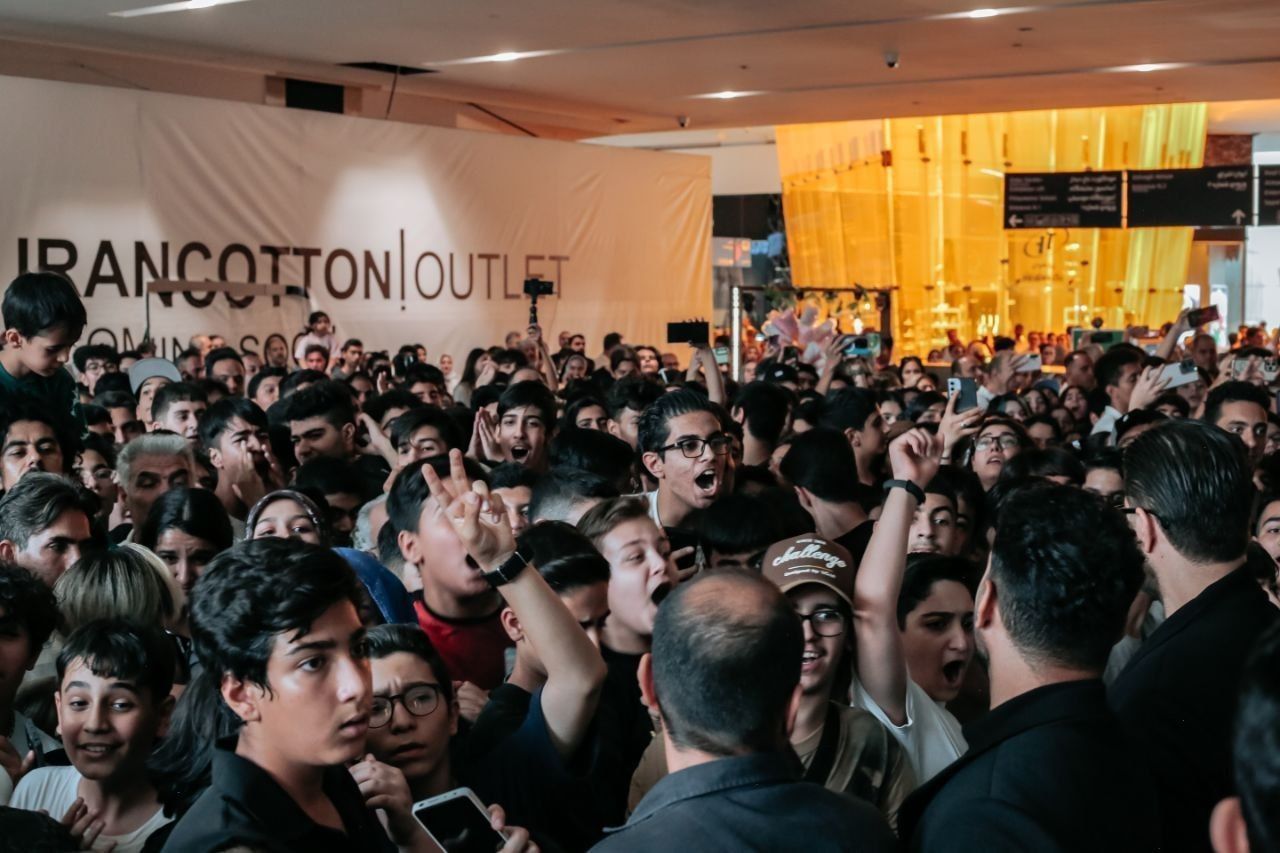 Thousands pack Tehran mall as Gen Z rallies around a YouTube star