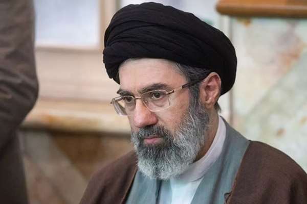 الحرس الثوري يضغط لاختيار مجتبى خامنئي مرشدًا جديدًا وسط معارضة لـ "توريث السلطة" في إيران