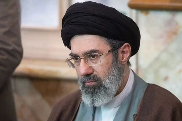 الحرس الثوري يضغط لاختيار مجتبى خامنئي مرشدًا جديدًا وسط معارضة لـ "توريث السلطة" في إيران