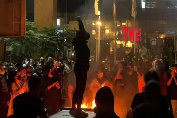 وزير داخلية إيران يصف انتفاضة الشعب بـ"إزعاج العدو".. واستعدادات للقمع في 400 نقطة بالبلاد