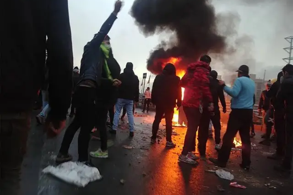 نماینده مجلس: درباره گران شدن بنزین زمزمههایی به گوش میرسد که میتواند بسیار خطرناک باشد