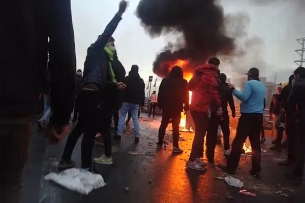 نماینده مجلس: درباره گران شدن بنزین زمزمههایی به گوش میرسد که میتواند بسیار خطرناک باشد