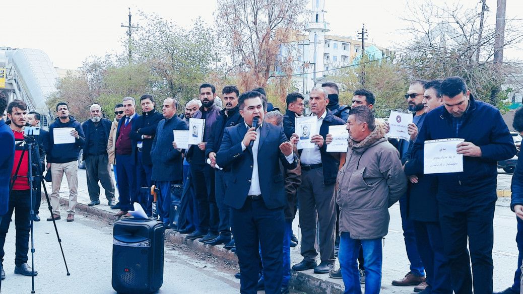 تجمع معلمان معترض اقلیم کردستان عراق در مسیر کامیون‌های سوخت به ایران 