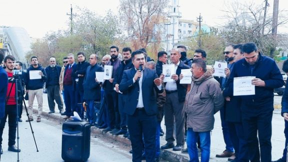 تجمع معلمان معترض اقلیم کردستان عراق در مسیر کامیونهای سوخت به ایران