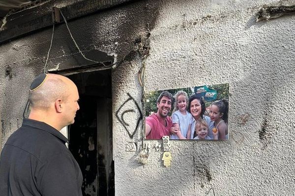 رئيس وزراء إسرائيل السابق: يجب أن يتغير نهجنا بضرب إيران "رأس الأخطبوط" وليس أذرعه