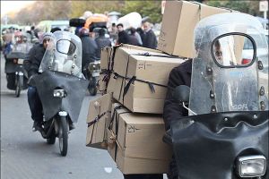 بحران معیشت، جوانان تهران را به اجاره روزانه موتور برای کار بهعنوان پیک واداشته است