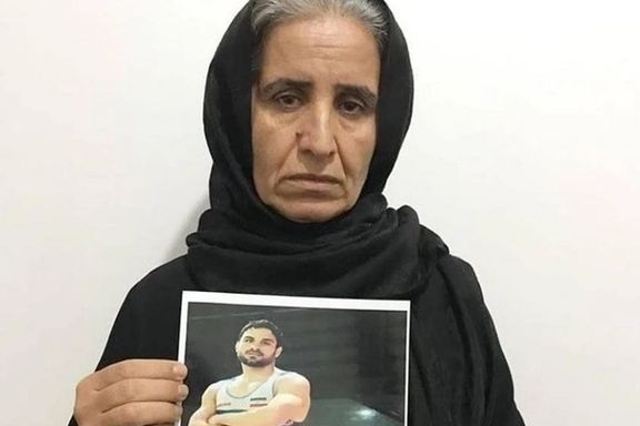 برادر نوید افکاری: نیروهای لباس شخصی خانوادهام را مقابل زندان ضرب و شتم شدید کردند