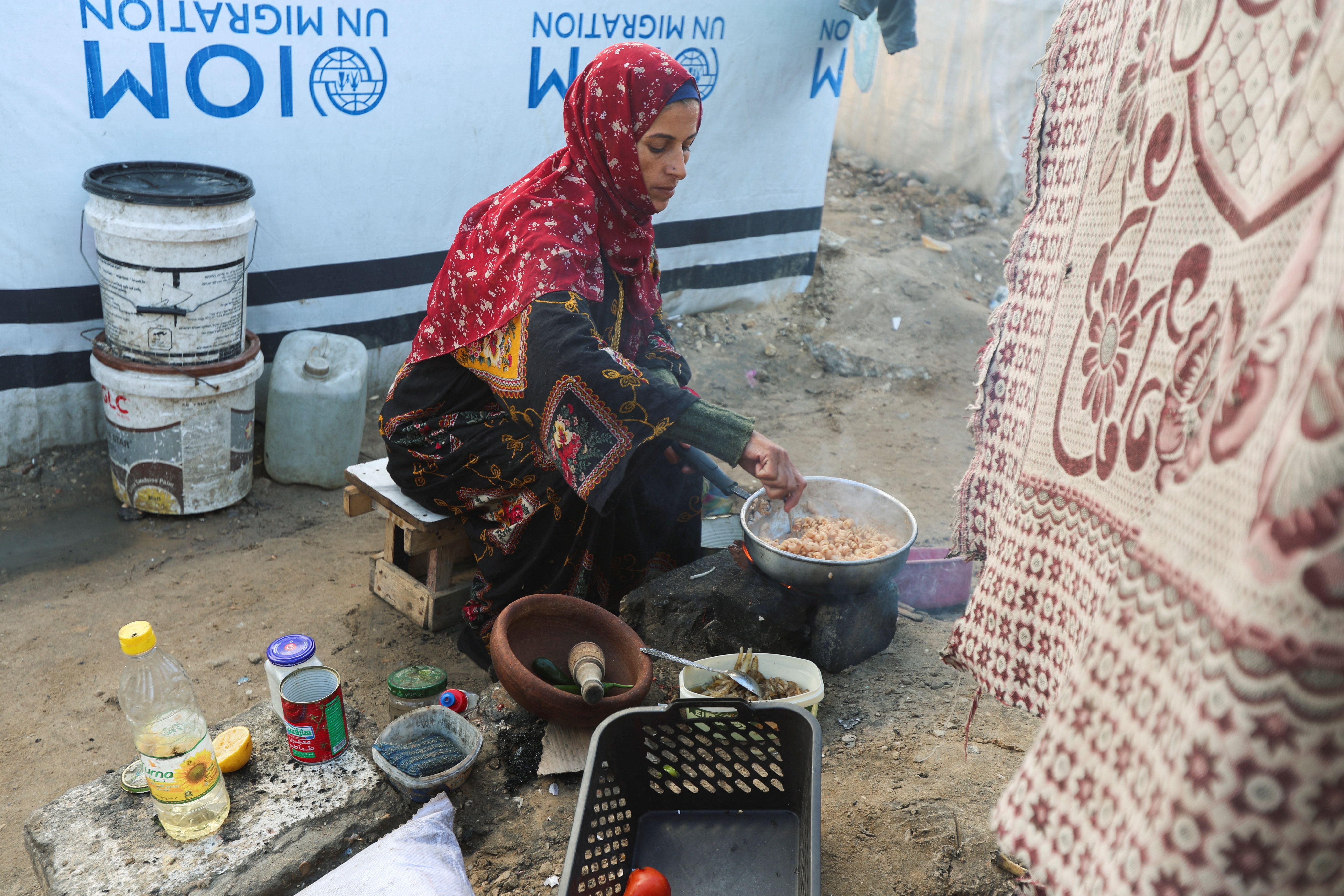 یک زن فلسطینی در اردوگاه آوارگان خان یونس، ۲۷ آذر