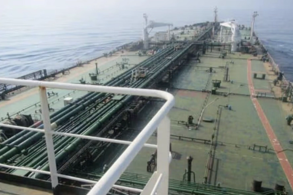 تكدس 30 مليون برميل من نفط إيران في مياه ماليزيا.. والصينيون لا يشترون