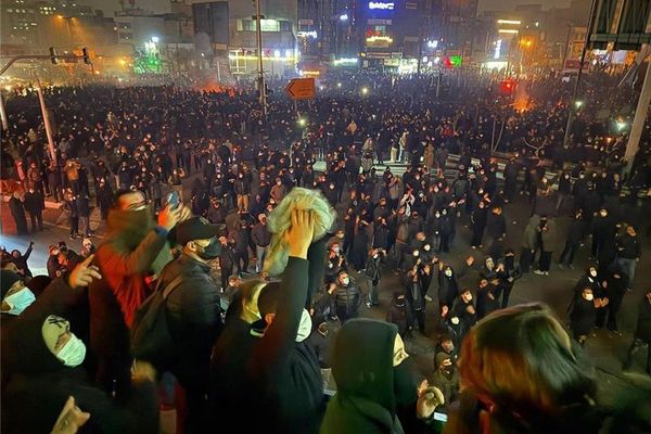 شاهد عینی: شلیک به معترضان همزمان با انتقال بازداشتشدگان به ساختمانی در پونک