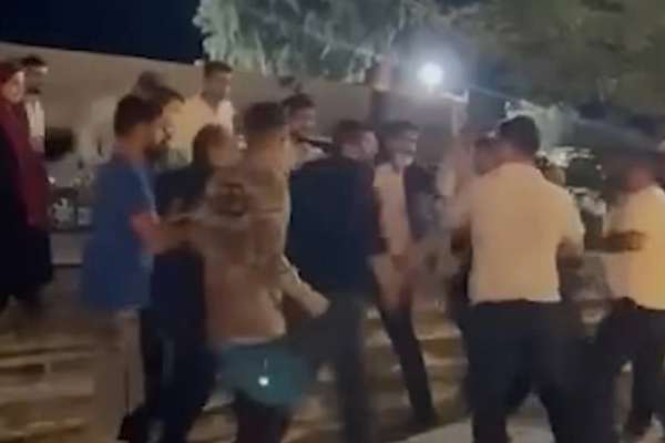 أحدهم أشهر سلاحه.. اشتباكات بين عناصر أمنية ومواطنين في إيران بسبب تدخين "النرجيلة"