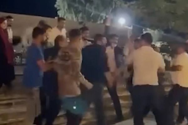 أحدهم أشهر سلاحه.. اشتباكات بين عناصر أمنية ومواطنين في إيران بسبب تدخين "النرجيلة"