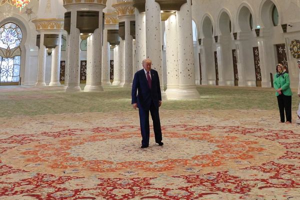 ترامب يلتقط صورة تذكارية على السجادة الإيرانية في مسجد الشيخ زايد