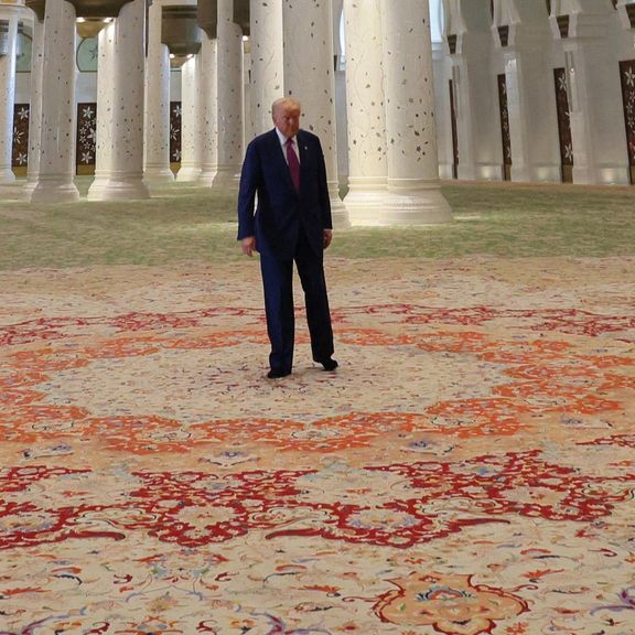 بازدید از مسجد شیخ زاید؛ دونالد ترامپ بر فرش ایرانی عکس یادگاری گرفت