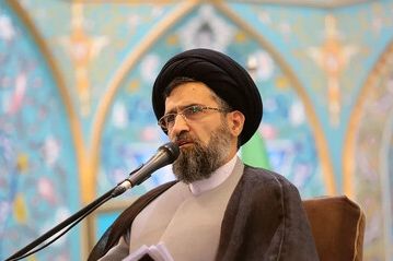 استاد حوزه علمیه قم: دلیل اصلی طلاق، موبایل و اینستاگرام است