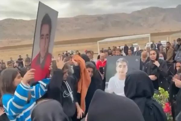 عائلات إيرانية تحيي ذكرى قتلى احتجاجات نوفمبر 2019 على يد أجهزة الأمن