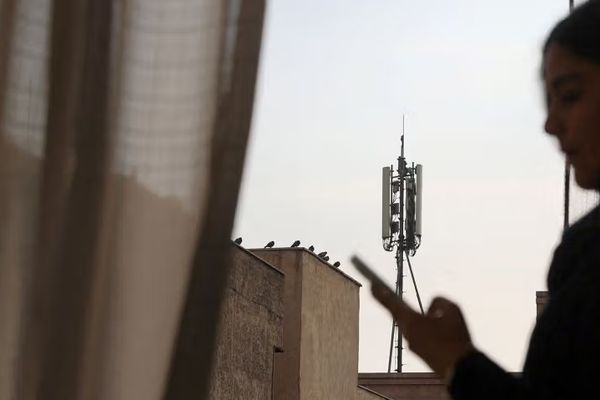 شهران من العزلة وخسائر بالمليارات و"إنترنت برو" يشعل الغضب.. إيران تغرق في "الظلام الرقمي"