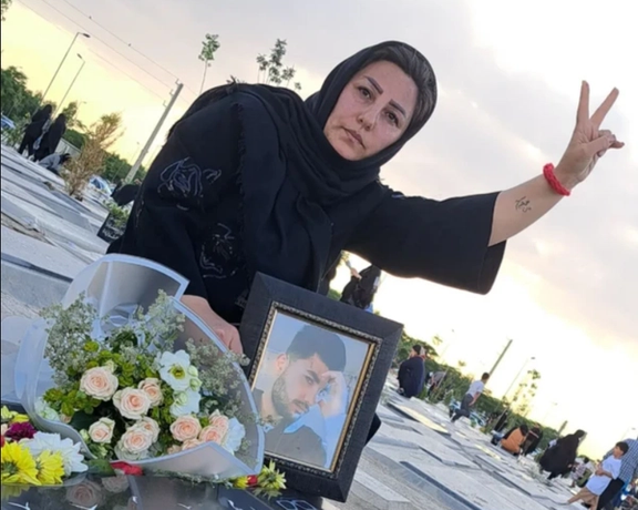 الأمن الإيراني يهدد أسرة أحد ضحايا الاحتجاجات لمنعهم من إحياء ذكراه