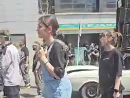 روزنامه وابسته به سپاه به نقل از یک روانشناس: زنجیرزنان بیحجاب تور سیاه روی سر بیاندازند