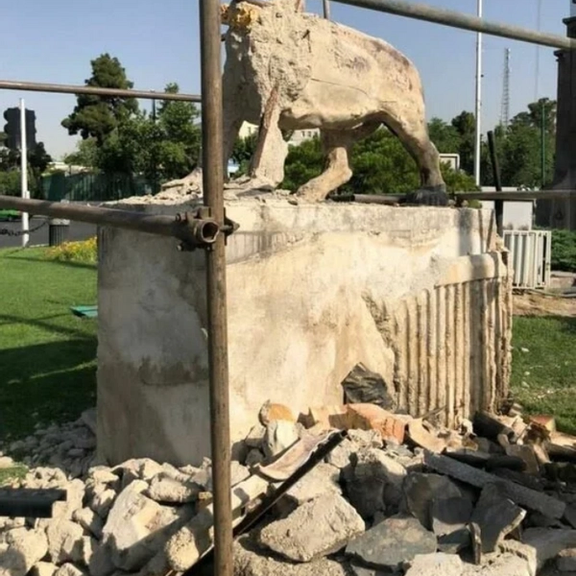 معاون میراثفرهنگی تهران: تخریب مجسمههای شیر در میدان حر توسط شهرداری، متوقف شد