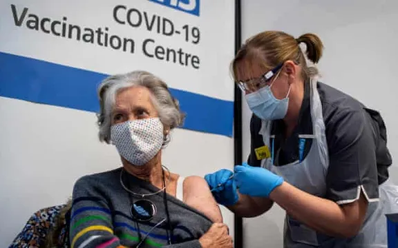 کلیه افراد بالای ۵۰ سال در بریتانیا، سومین دوز واکسن کرونا را پاییز دریافت خواهند کرد