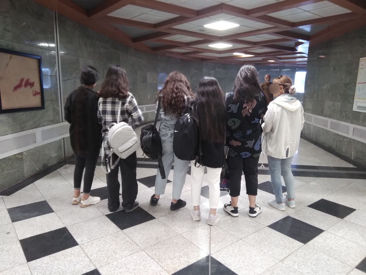 اصرار حکومت برای تحمیل حجاب اجباری: بسیج اصناف برای زنان فروشنده لباس فرم طراحی کرده است