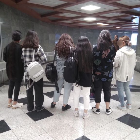 اصرار حکومت برای تحمیل حجاب اجباری: بسیج اصناف برای زنان فروشنده لباس فرم طراحی کرده است