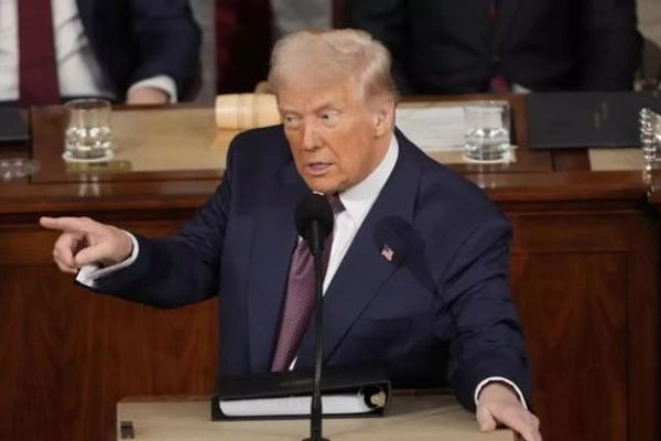 ترامپ تعرفههای واردات از کانادا را به تلافی «تبلیغ» بحثبرانگیز افزایش داد