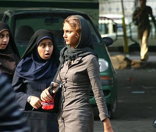 "الأمر بالمعروف" الإيراني يصمم تطبيقًا للإبلاغ عن غير الملتزمات بالحجاب الإجباري