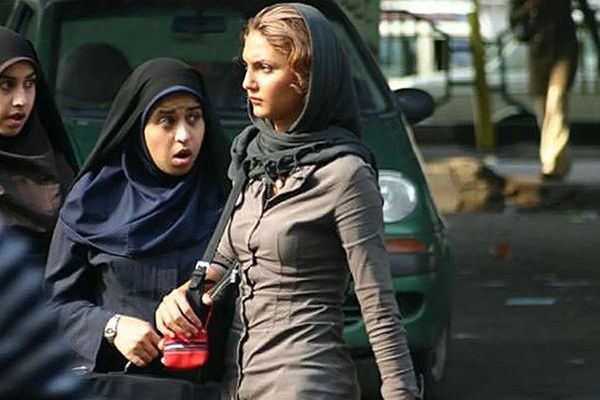 "الأمر بالمعروف" الإيراني يصمم تطبيقًا للإبلاغ عن غير الملتزمات بالحجاب الإجباري