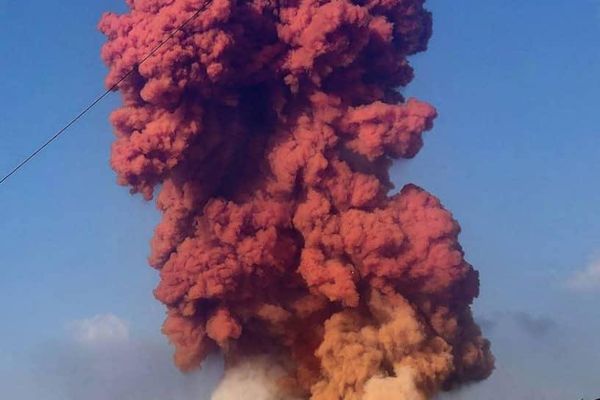 مسؤول إيراني: دخان انفجار بندر عباس سام