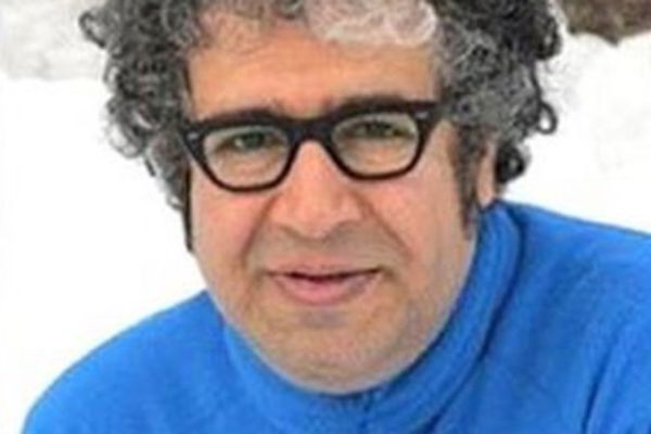 رابطة الكتاب الإيرانيين: رغم الغيبوبة الاصطناعية.. وضع الشاعر بكتاش آبتين ما زال حرجًا