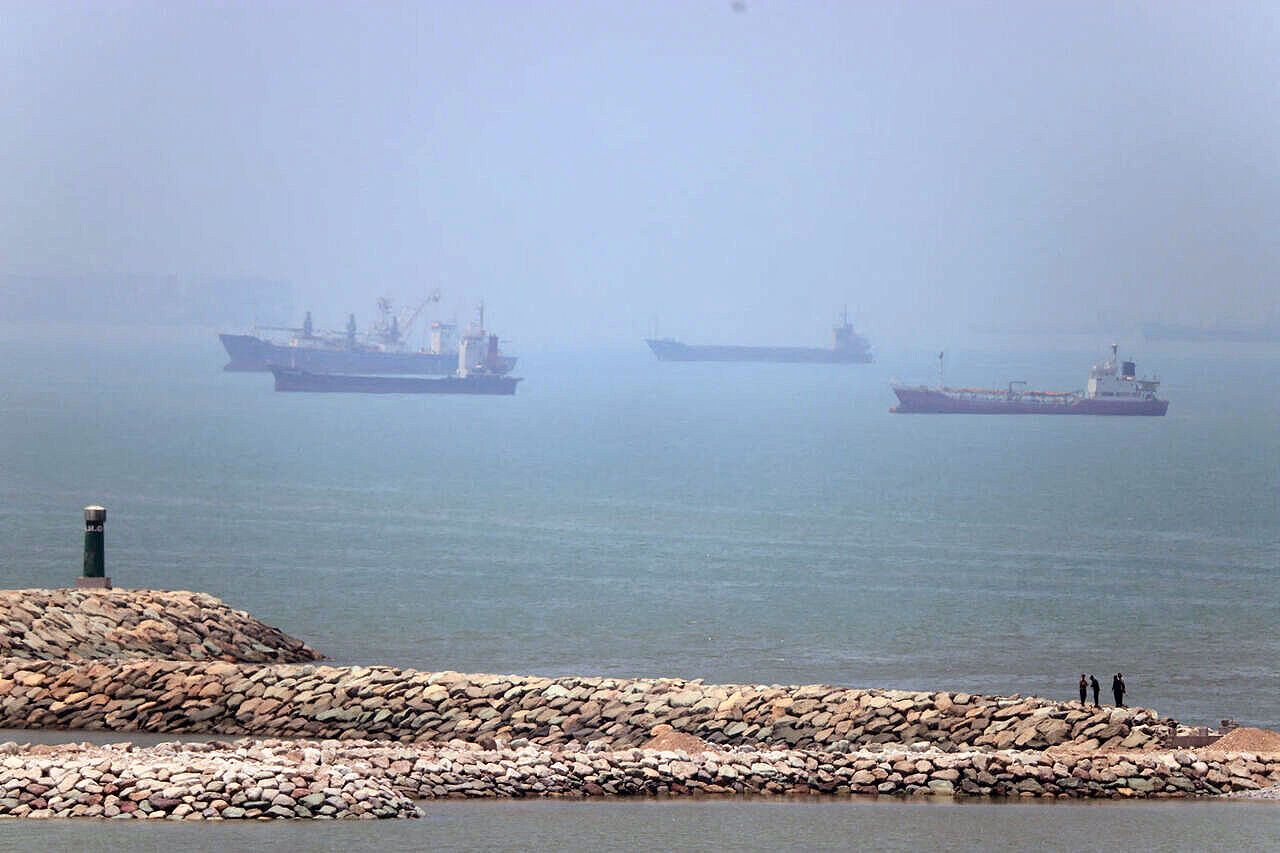 Hormuz Shipping Slows as US Threatens ‘Decisive’ Action Against Iran