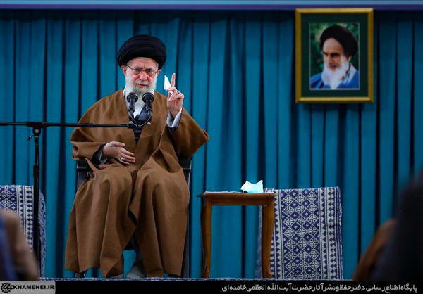 خامنئي ينتقد حكومتي نجاد وروحاني.. ويؤكد: إحصاءات الاقتصاد الكلي لإيران "غير مرضية"