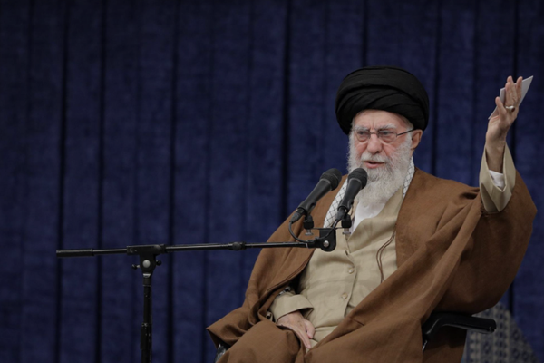 على خطى الخميني.. المرشد الإيراني يستعد لتجرع "كأس السم"