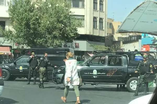 الإيرانيون يحيون ذكرى الانتفاضة بالهتاف والعصيان المدني .. والقوى السياسية تدعو إلى الوحدة