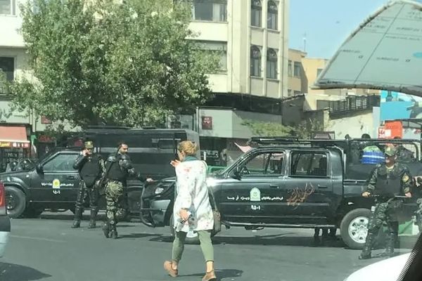 الإيرانيون يحيون ذكرى الانتفاضة بالهتاف والعصيان المدني .. والقوى السياسية تدعو إلى الوحدة