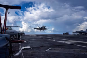 نیویورکتایمز: همزمان با دیپلماسی، پنتاگون برای جنگ احتمالی با ایران آماده میشود