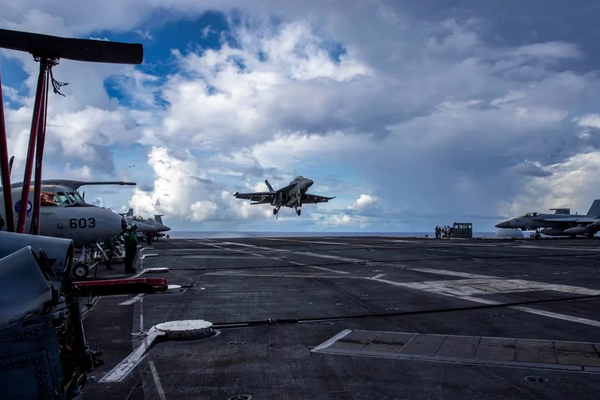 کانال ۱۳ اسرائیل: آمریکا در «هفته سرنوشتساز» تصمیمگیری درباره حمله به ایران قرار دارد