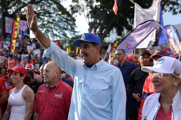 نیکولاس مادورو در جمع حامیانش، کاراکاس، ۲۷ مرداد