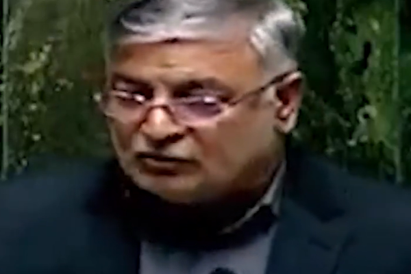 برلماني إيراني يهاجم الحكومة: اللحوم اختفت والدجاج طار والخبز صار كالحجارة