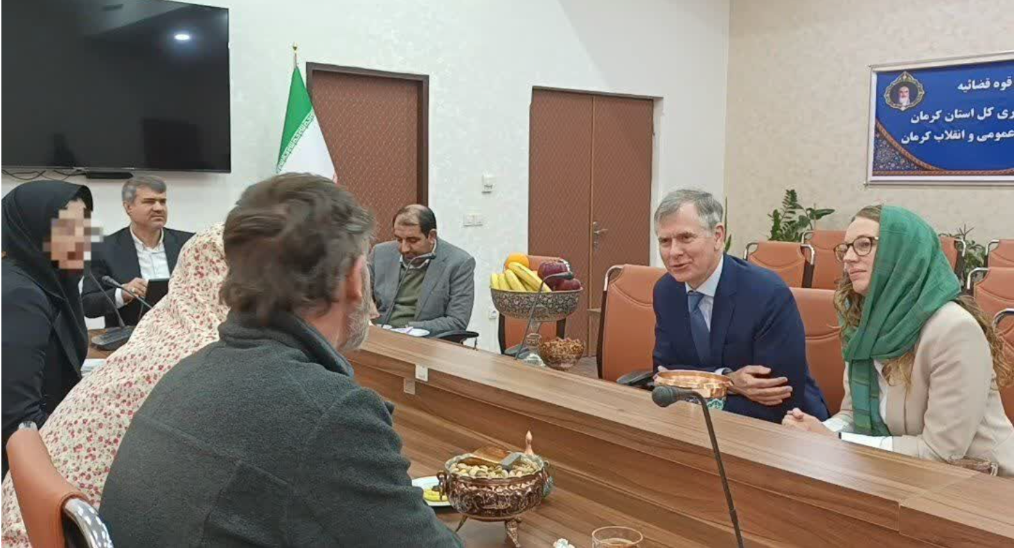 سفير لندن في طهران يلتقي بمواطنين بريطانيين معتقلين في كرمان   