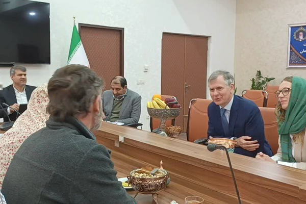 سفير لندن في طهران يلتقي بمواطنين بريطانيين معتقلين في كرمان