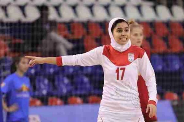 طرد لاعبة إيرانية من معسكر المنتخب بسبب رفضها الحرب ضد أوكرانيا