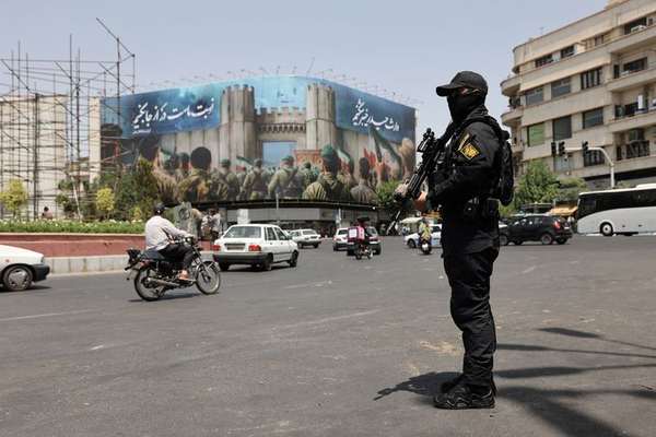 ارتش اسرائیل: گروهی از نیروهای امنیتی جمهوری اسلامی از لباس خود شرمگین هستند