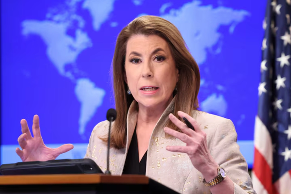 "الخارجية" الأميركية تعلن مراجعة جميع الإعفاءات من العقوبات المتعلقة بإيران