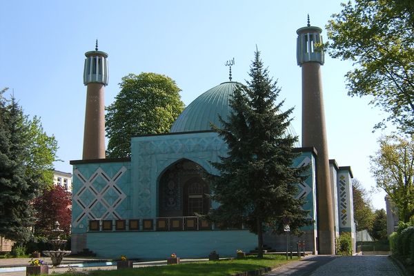 صحيفة ألمانية: مركز هامبورغ الإسلامي يتبع "خامنئي" وحلقة وصل مباشرة بين إيران وحزب الله