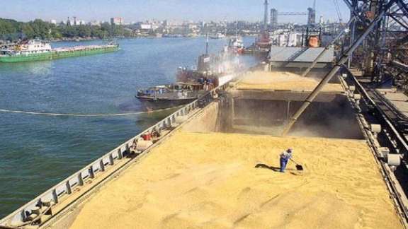 Grain being offloaded at an Iranian port