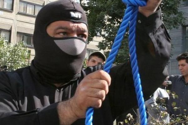 السلطات الإيرانية تعدم شخصين من البلوش بتهمة "قتل 3 ضباط عسكريين"